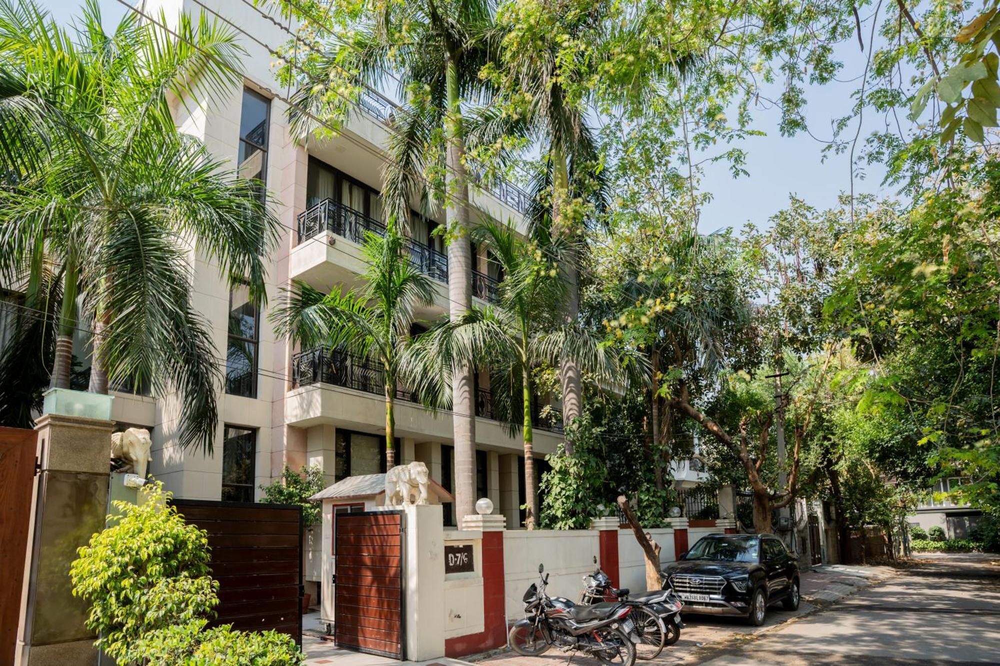 Ahuja Residency Parklane Hotel Gurgaon Exterior photo