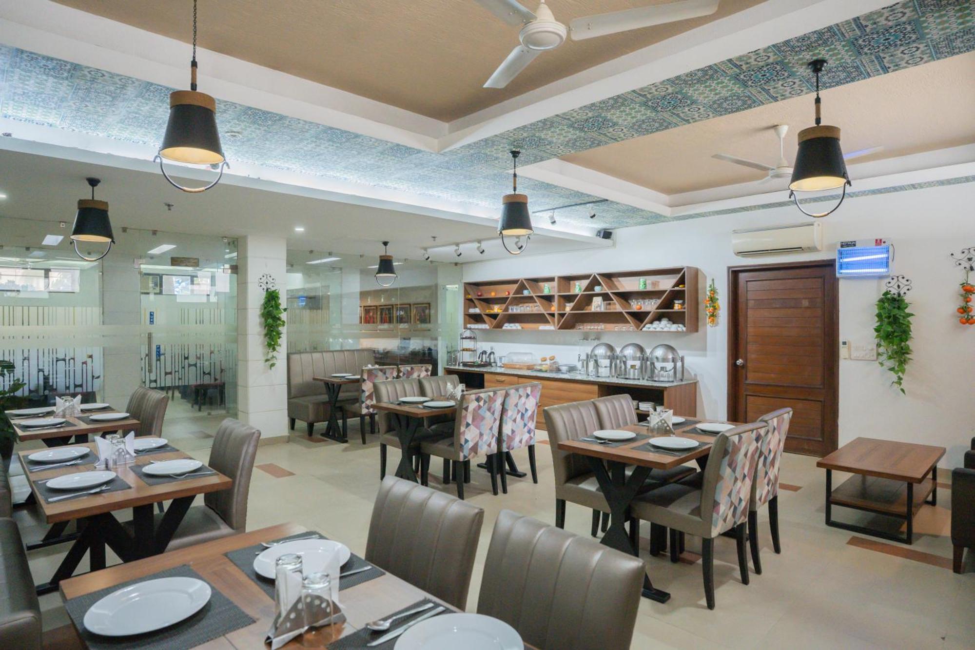 Ahuja Residency Parklane Hotel Gurgaon Exterior photo