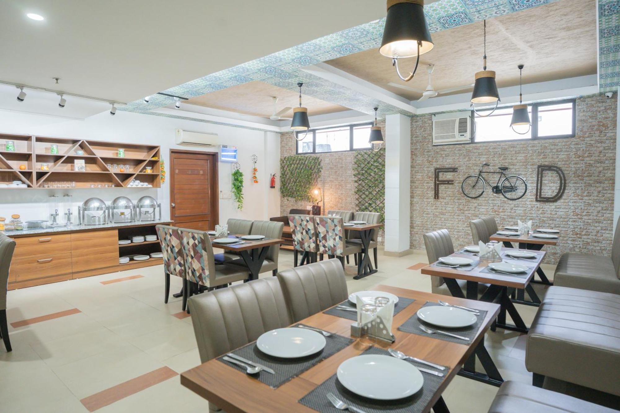 Ahuja Residency Parklane Hotel Gurgaon Exterior photo