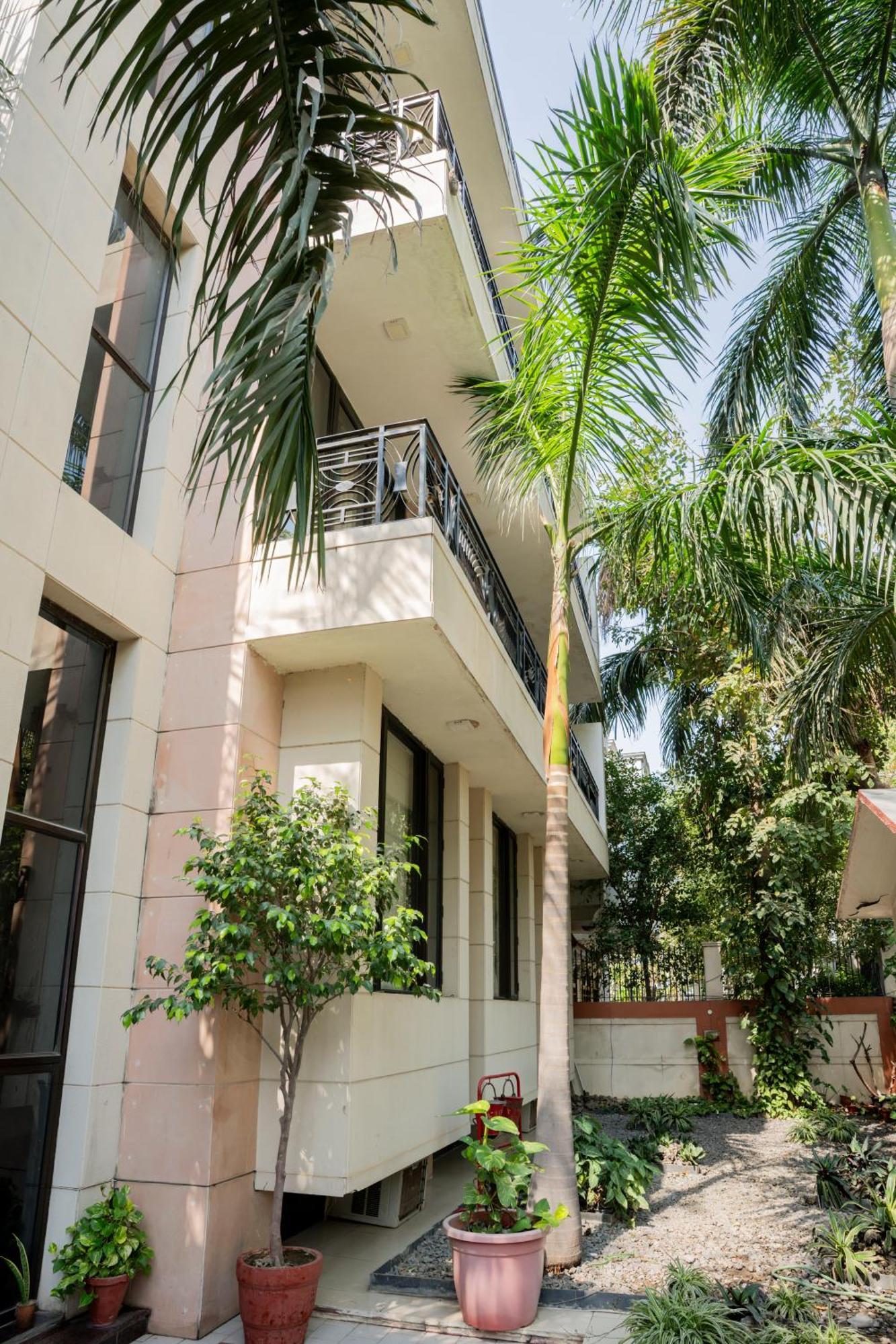 Ahuja Residency Parklane Hotel Gurgaon Exterior photo
