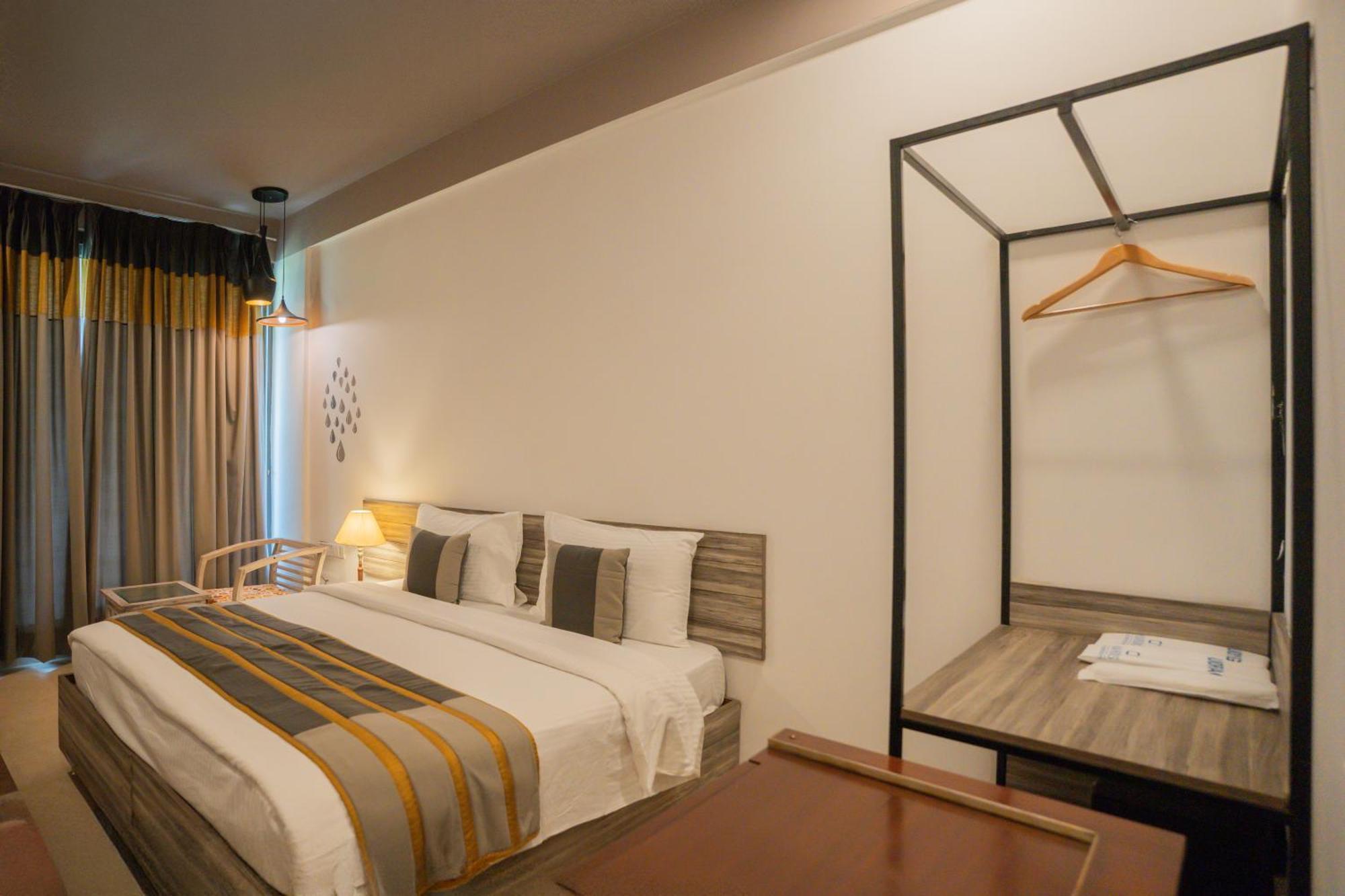 Ahuja Residency Parklane Hotel Gurgaon Exterior photo