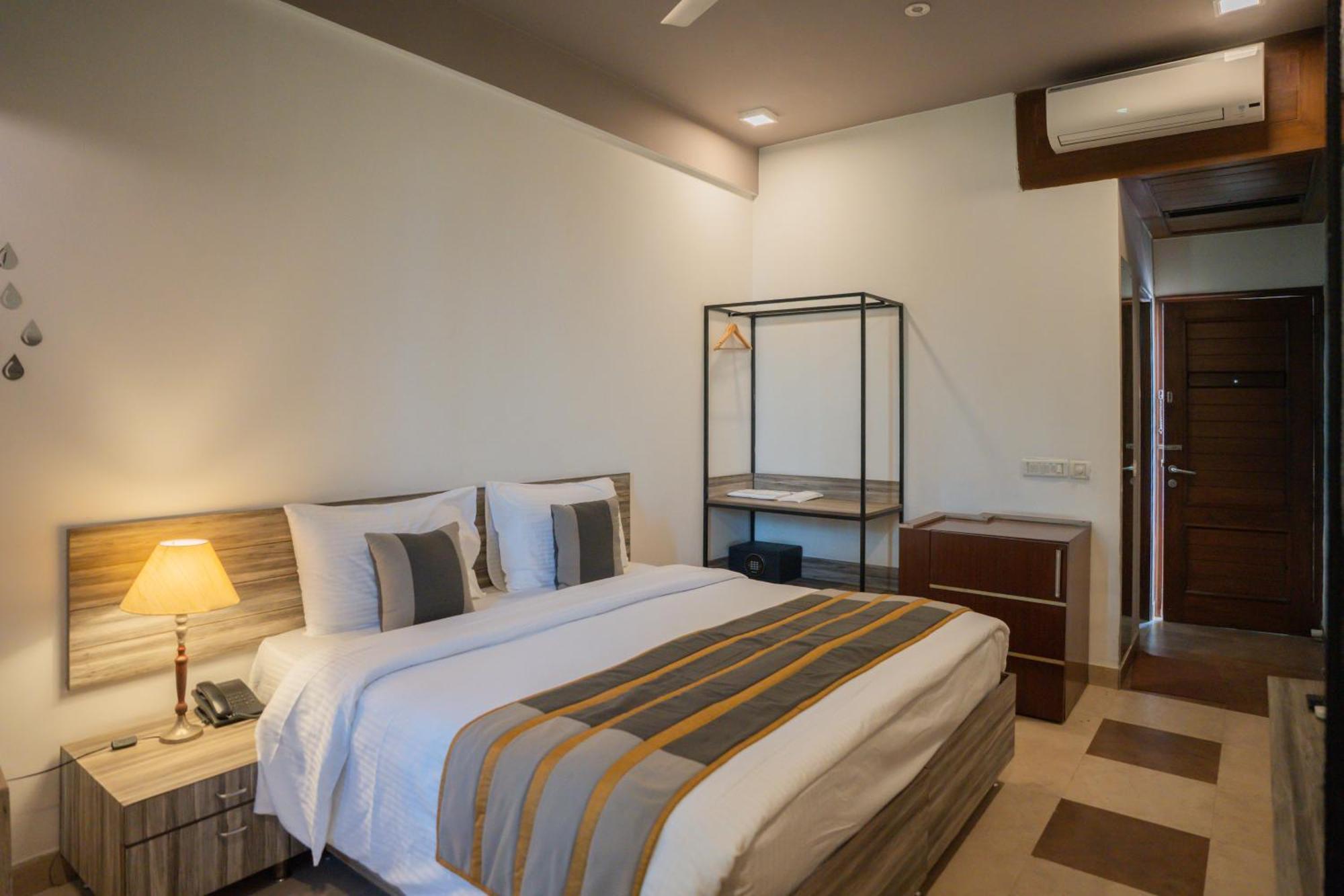 Ahuja Residency Parklane Hotel Gurgaon Exterior photo