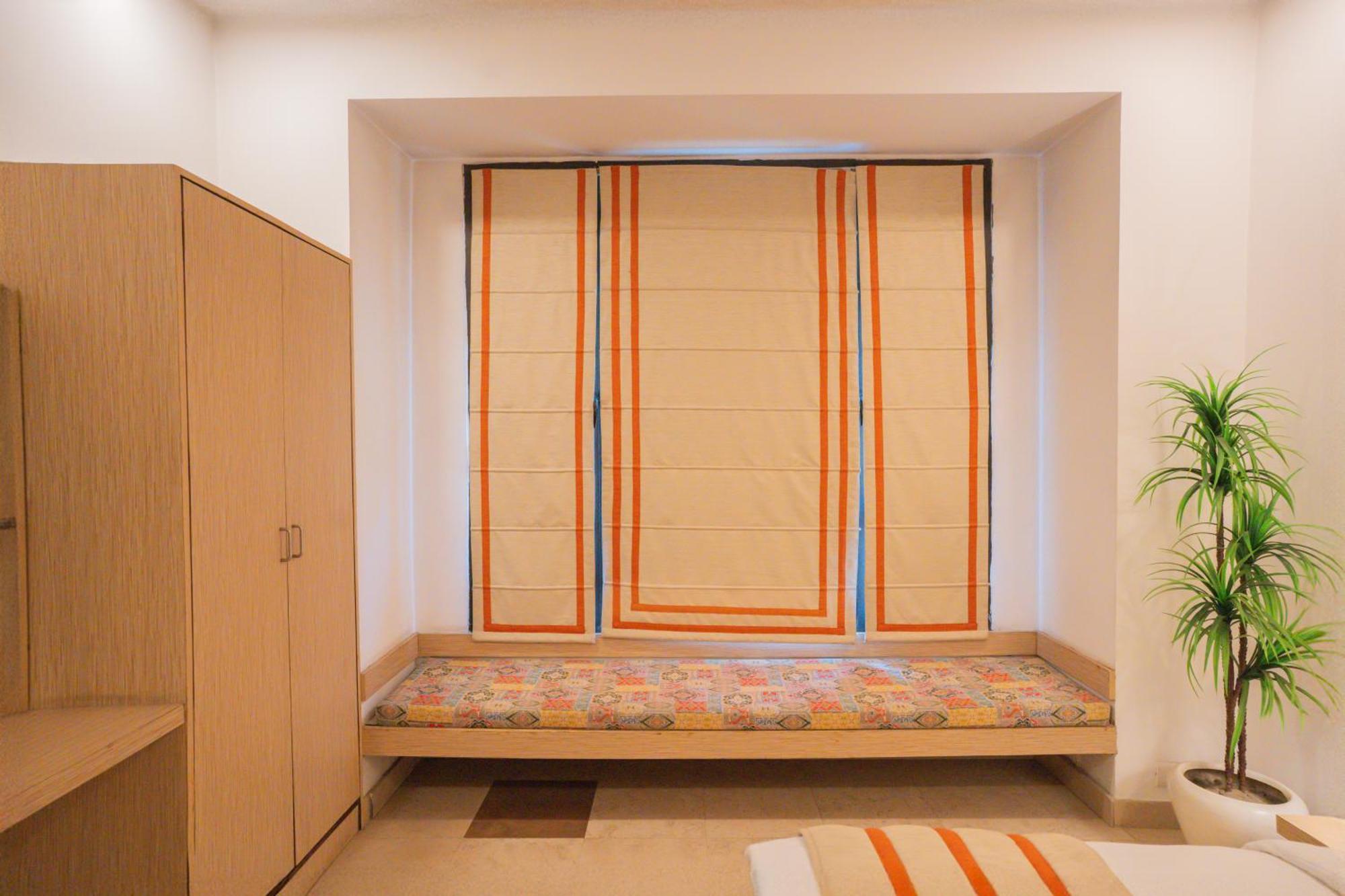 Ahuja Residency Parklane Hotel Gurgaon Exterior photo