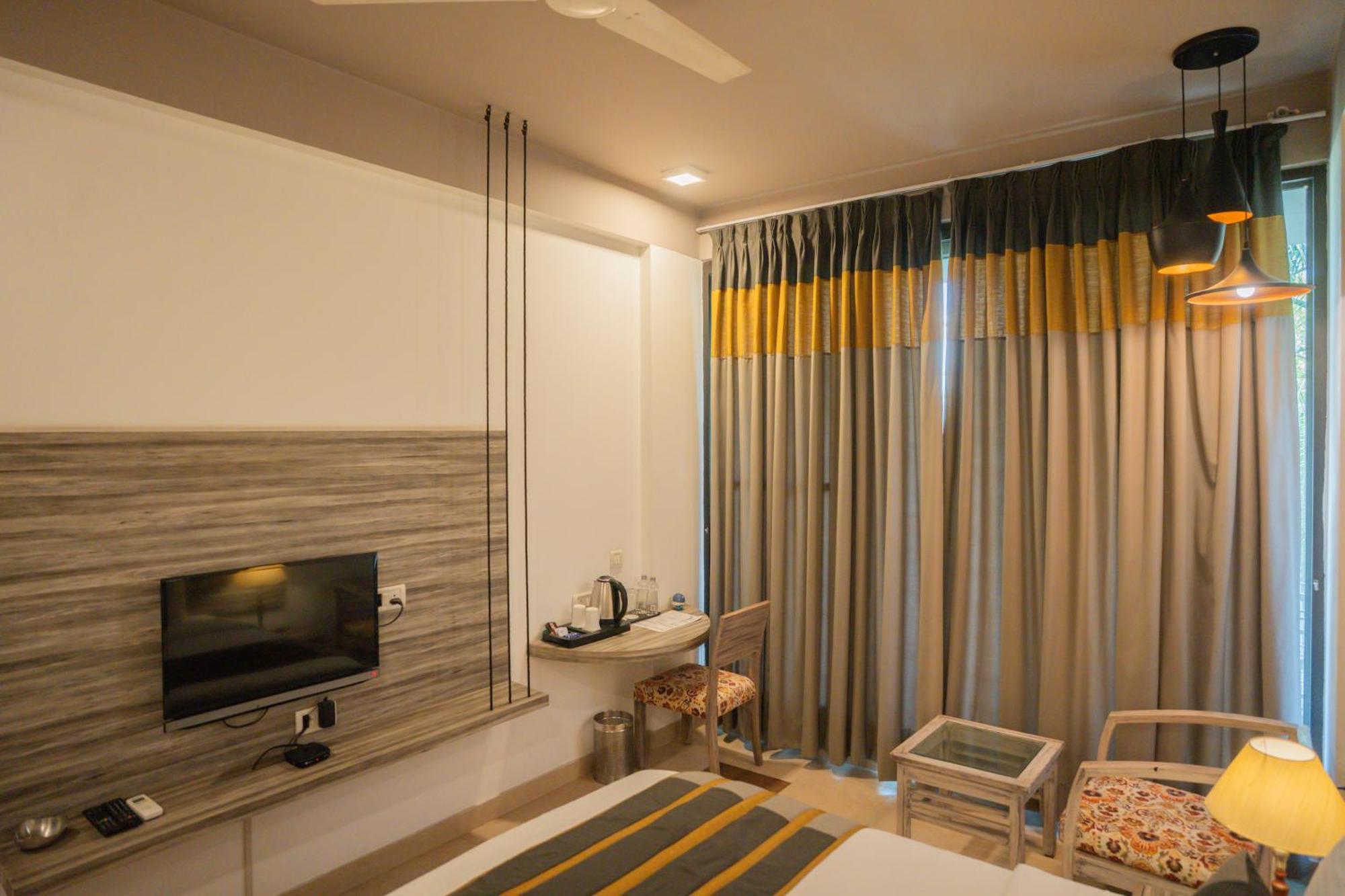 Ahuja Residency Parklane Hotel Gurgaon Exterior photo